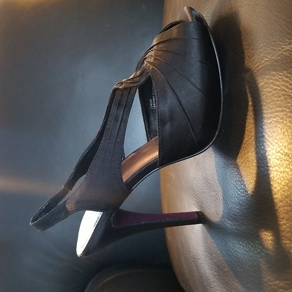 Stunning black satin heels Luxor Vigoss 7.5W NWT